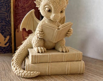 3D-geprint beeldje van een babydraak die boeken leest | Decoratie voor je fantasyboekenplank (15 cm)
