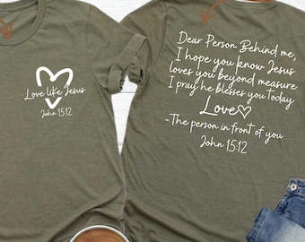 Może przedstawiać: Oliwkowy, melanżowy t-shirt pokazany z przodu i z tyłu. Z przodu znajduje się biały kontur serca z napisem 'Love like Jesus John 15:12'. Z tyłu widnieje tekst 'Dear Person Behind me, I hope you know Jesus loves you beyond measure I pray he blesses you today Love - The person in front of you John 15:12'.