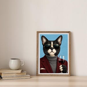 Elegant katt i kostym utskrivbar väggkonst | Solglasögon katt dricker vintryck | Roligt sofistikerat kattporträtt | Digital nedladdning