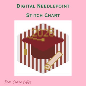 Puede incluir: Un gráfico de punto de aguja digital que muestra un birrete de graduación granate y un diploma sobre un fondo de rayas verticales granates y blancas. El texto 2028 aparece en dorado sobre el birrete. Arriba se lee Digital Needlepoint Stitch Chart.