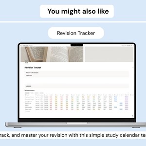 Pode incluir: Uma tela de laptop exibindo um modelo digital de rastreamento de revis&atilde;o. A interface apresenta um cabe&ccedil;alho com uma imagem de um livro aberto, o texto Revision Tracker e uma tabela com colunas para t&oacute;picos, datas e etiquetas de status codificadas por cores.