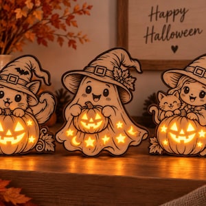 Peut inclure: Trois décorations d'Halloween en bois illuminées représentant un chat avec un chapeau de sorcière et une citrouille, un fantôme avec un chapeau de sorcière tenant une citrouille, et une personne avec un chat et une citrouille. Chaque pièce brille.