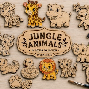 Può includere: Una collezione di sagome di animali della giungla in legno tagliate al laser, tra cui zebra, giraffa, ippopotamo, scimmia, tigre, tucano, elefante, coccodrillo, serpente, leone, leopardo e bradipo, con un cartello centrale JUNGLE ANIMALS 14 DESIGN COLLECTION.