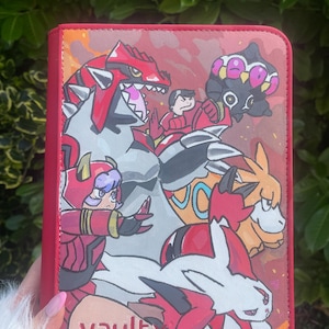 Op de afbeelding: Een rechthoekige rode verzamelkaartenmap met een levendige grafische print van diverse geanimeerde figuren en wezens in tinten rood, oranje en wit. In de linkerbenedenhoek staat de merknaam vaultx in een vetgedrukt, kleine lettertype.