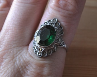 Pretty antique art deco sterling silver filigree cocktail ring with emerald green glass gem / antique art deco sterling silver ring / MCILSJ