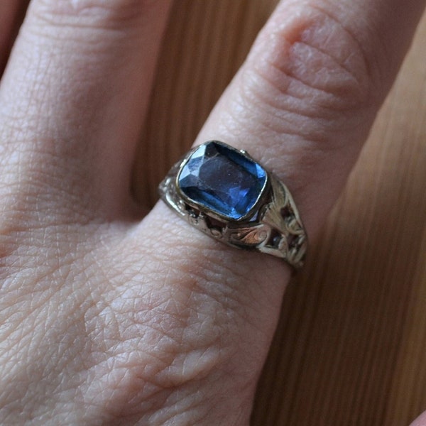 Beautiful antique art deco silver tone cocktail ring with sapphire blue paste gem / antique silver faux sapphire flapper ring / MCTBBG