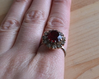 Pretty vintage gold tone adjustable cocktail ring with ruby red and white rhinestones / vintage red rhinestone cocktail ring / MXKLLL