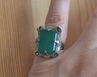 Pretty antique art deco sterling silver filigree cocktail ring with jade green glass gem / antique art deco sterling silver ring / IIPCMA