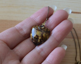 Pretty vintage tiger's eye heart pendant with gold filled chain / vintage sweetheart necklace / KAIAAU