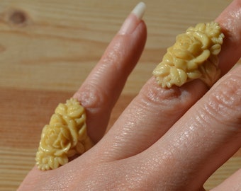 Springtime flowers beautiful antique mint NOS art deco celluloid flower ring in ceam white / LEUMMD