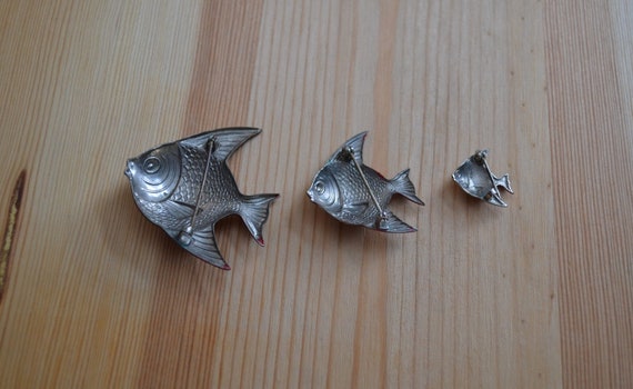 Beautiful antique retro painted metal fish brooch… - image 2
