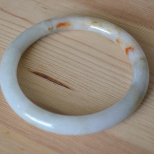Nice vintage midcentury jadeite jade bangle green with russet red / BVCTGG