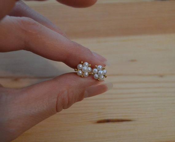 Dainty vintage new old stock 14k gold flower earri