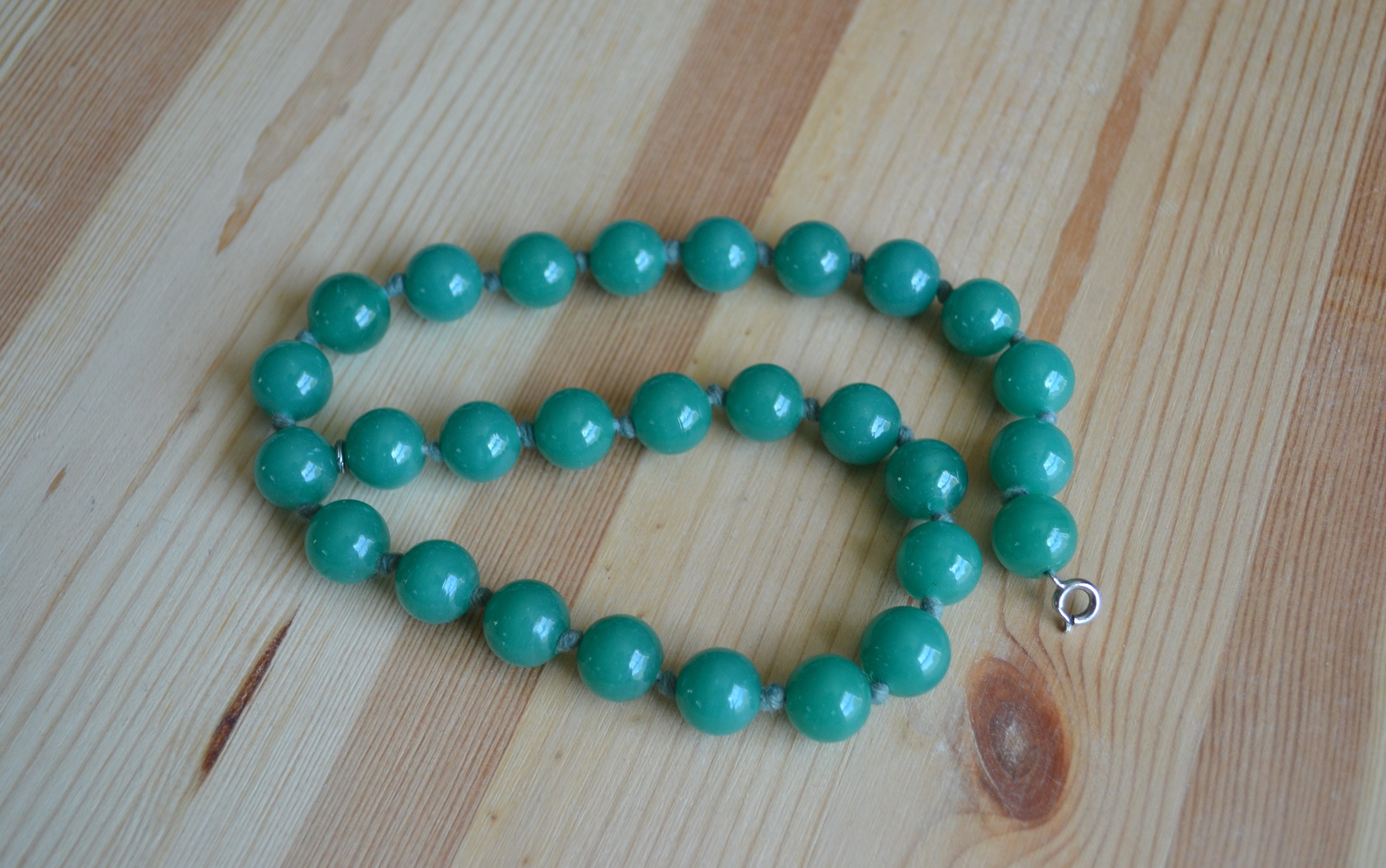 Beautiful Antique Art Deco Jade Green Peking Glass Bead Necklace