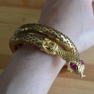 Rare vintage art deco midcentury coiled gold tone snake bracelet with pink rhinestone eyes / vintage gold snake bracelet armband / CTJJNN