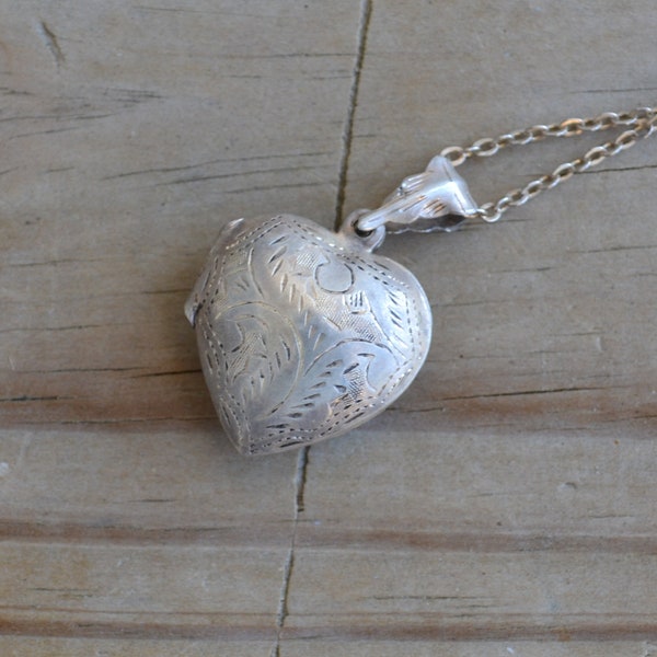 Pretty antique vintage victorian / edwardian style sterling silver heart locket with floral engraving on silver chain