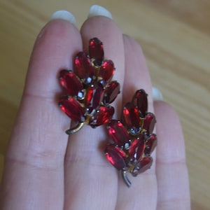 Lovely antique art deco gold gilt sterling silver gothic ruby red paste leaf earrings / VMGNSN