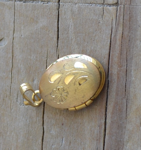 Lovely antique victorian style gold tone locket wi