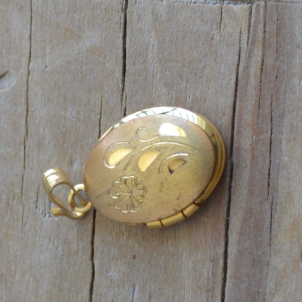 Lovely antique victorian style gold tone locket with engraved floral design