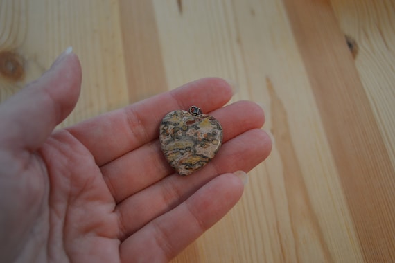 Pretty vintage leopard jasper heart pendant with … - image 2