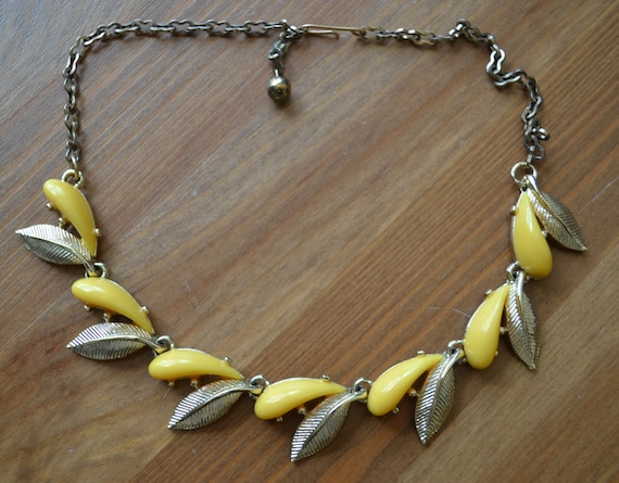 Amazing antique mod retro gold tone leaf necklace… - image 1