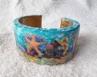 Handpainted Starfish and Seahorse Bracelet - Summer Jewelry - Beach Bangle - Blue and Gold Bracelet - Sea Resin Jewelry - Akissey Jewelry