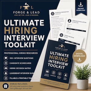 Może przedstawiać: Zestaw Ultimate Hiring Interview Toolkit od Forge & Lead zawiera ciemnoniebieską okładkę książki ze złotym tekstem, listę kontrolną przygotowania do rozmowy, kartę oceny kandydata oraz macierz decyzji z profesjonalnymi szablonami.