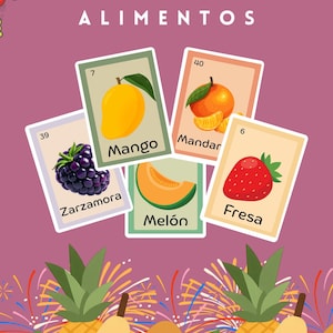 Puede incluir: Un póster del juego Lotería Alimentos con cinco cartas de comida ilustradas etiquetadas como Zarzamora, Mango, Mandar, Melón y Fresa con los números 39, 7, 40 y 6. El fondo es de color rosa viejo con ilustraciones de frutas y fuegos artificiales.