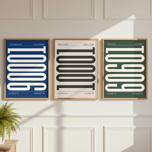 Peut inclure: Trois affiches encadrées présentant des noms de villes, des noms d'États et de grands codes postaux verticaux. L'affiche de gauche est bleue, celle du centre est crème et celle de droite est verte. Chaque affiche inclut des coordonnées géographiques.