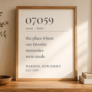 Pode incluir: Uma impressão de arte de parede vertical emoldurada com o texto 07059 noun / hōm / the place where our favorite memories were made. WARREN, NEW JERSEY EST. 1999. A impressão está numa moldura de madeira clara com fundo branco e texto preto.