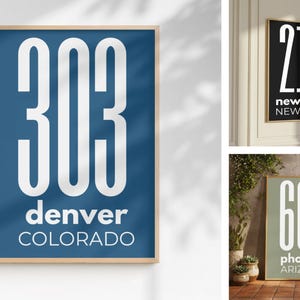 Puede incluir: Una lámina de arte mural rectangular en un marco de madera clara con el número 303 en una fuente blanca grande sin remates, con el texto denver y COLORADO debajo. Ejemplos adicionales muestran 212 new york y 602 phoenix arizona en estilos similares.