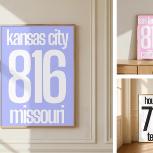 Könnte beinhalten: Eine Sammlung von drei gerahmten Wandkunstdrucken mit Städtenamen, Bundesstaaten und Vorwahlen. Ein Druck ist hellviolett mit weißem Text kansas city 816 missouri, einer ist rosa mit weißem Text san fernando 818 california und einer ist weiß mit schwarzem Text houston 713 texas.