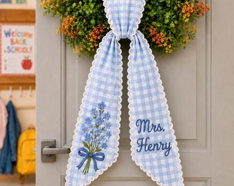 Personlig blå gingham lärardörrkrans med rosett och förgätmigejblommor, personlig broderad dörrhängare för klassrum, present