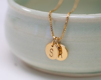 Collier pendentif initiale personnalisé : or vermeil 18 carats, chaîne encadrée délicate