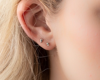 Pendientes de calavera diminuta de plata de ley: joyería gótica punk