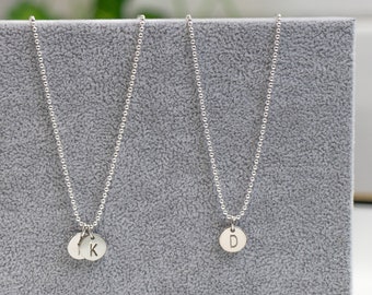 Collar personalizado con inicial en plata de ley: delicado medallón con letra y cadena de bolas de 40 cm