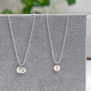 パーソナライズされた文字ネックレス、カスタムイニシャルネックレス、小さな文字のスターリングシルバーネックレス、16インチのシルバーボールチェーン、繊細な925イニシャル