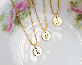 Collier d'initiales personnalisé : or vermeil 18 carats, chaîne encadrée délicate