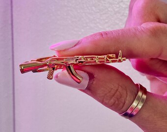 Dasspeld heren goud | AK47 gouden dasspeld voor pistool | Huwelijkscadeau heren | Cadeaus voor bruidegom | Unieke bruidsfeestcadeaus | Edgy dasspeld
