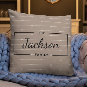 Almohada personalizada con nombre familiar / Almohada de lanzamiento premium personalizada / Aniversario de bodas de bienvenida / Decoración del nuevo hogar / Regalo de cierre del agente de bienes raíces