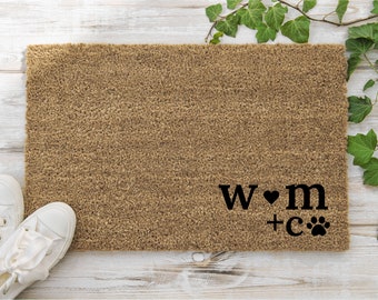 SMALL SIZE: Custom Couples + Pets Doormat/Porch Decor | Initials + Pawprint Cat Dog | Personalized Housewarming, Wedding, Engagement Gift