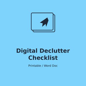 Puede incluir: Un gráfico digital azul claro con un icono azul oscuro de rectángulos apilados con un símbolo de avión de papel. El texto dice Digital Declutter Checklist seguido de las palabras Printable / Word Doc en una fuente sans-serif.