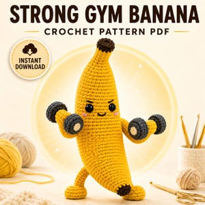 Pode incluir: Um personagem de banana em crochê amarelo com caule e base marrom, olhos pretos e bochechas rosadas, levantando dois pequenos halteres cinzas. O texto diz STRONG GYM BANANA CROCHET PATTERN PDF e INSTANT DOWNLOAD. Rosto sorridente.