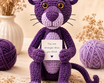 Wzór na szydełkową amigurumi z fioletową panterą w formacie PDF, samouczek wykonania pluszowego kota o charakterze wsparcia emocjonalnego (do natychmiastowego pobrania)
