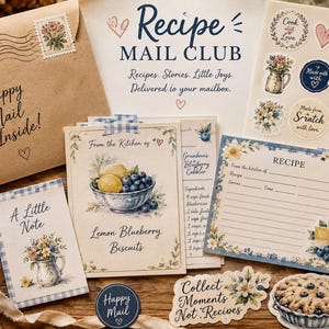 Puede incluir: Un set de papelería con un sobre marrón con sello, una tarjeta Recipe Mail Club y varias tarjetas de recetas con ilustraciones de limones, arándanos y flores. Incluye pegatinas con textos como Made with love y Collect moments not recipes.