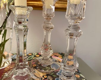 Vintage kristallljusstakar set om 3, omaka ljushållare i klart glas, mittpunkt för bord med baluster