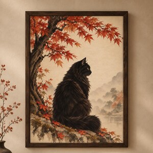 Puede incluir: Una lámina de arte mural enmarcada que muestra a un gato negro de pelaje esponjoso sentado en un saliente rocoso bajo un árbol con hojas de arce de color rojo intenso. El fondo representa un paisaje brumoso con montañas y agua.