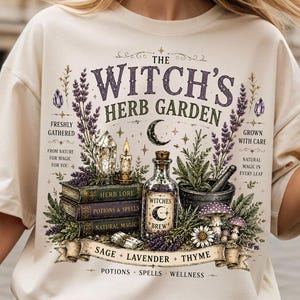 Puede incluir: Una camiseta de color crema con un estampado gráfico titulado The Witch's Herb Garden. El diseño incluye ilustraciones de libros, una botella de poción etiquetada como Witches Brew, un mortero, lavanda, setas y cristales junto con varios textos.