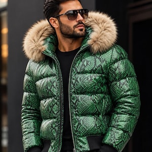 Chaqueta acolchada de piel de serpiente pitón para hombre con cuello y capucha de piel sintética.