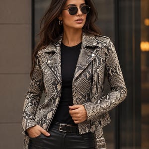 Dames bikerjack van echt leer met pythonprint – Slim Fit motorjas